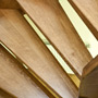 Schody na konstrukcji drewnianej o wangach pełnych